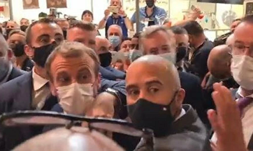 Στόχος επίθεσης και πάλι ο Μακρόν: Του πέταξαν αυγό!